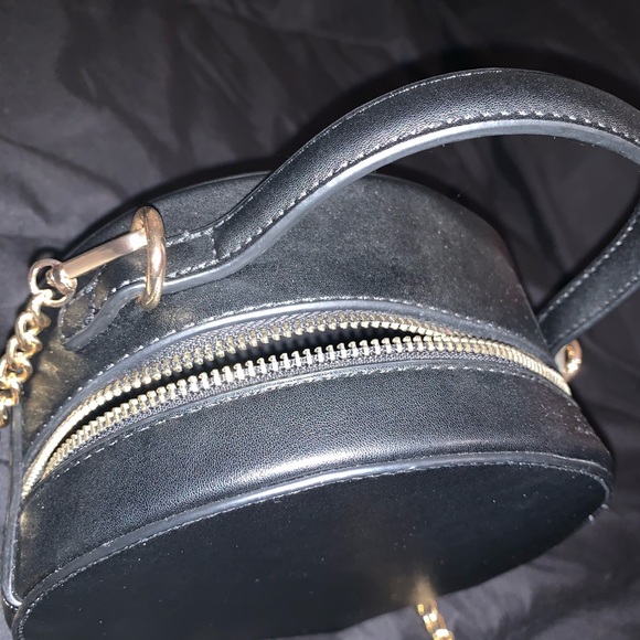 Black round purse with gold chained strap - Picture 4 of 5